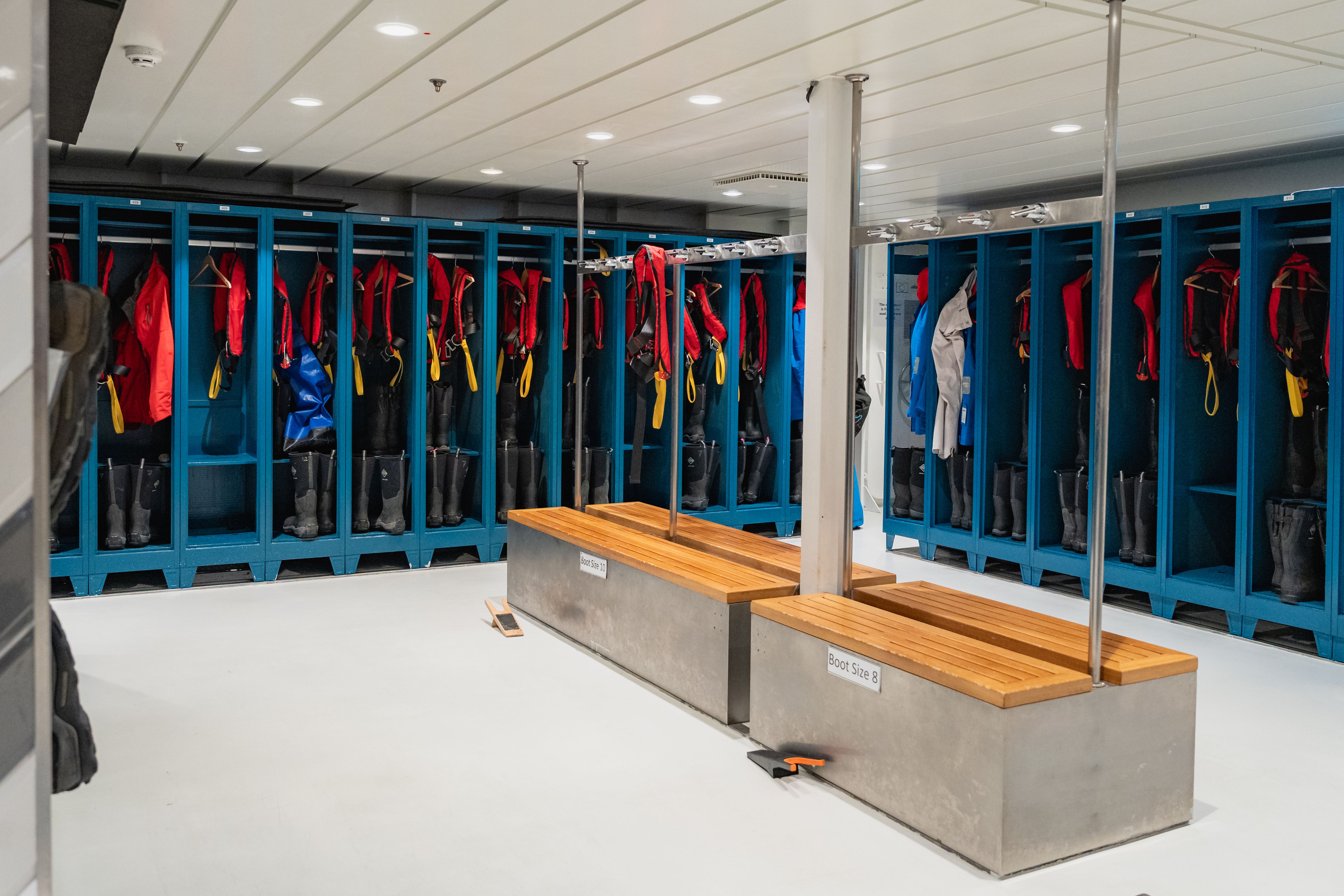 Optimale Vorbereitung an Bord der Sylvia Earle: Mudroom mit Spinden, Trocknungsbereichen und idealer Ausstattung für Kajak-, Tauch- und Skiexpeditionen.