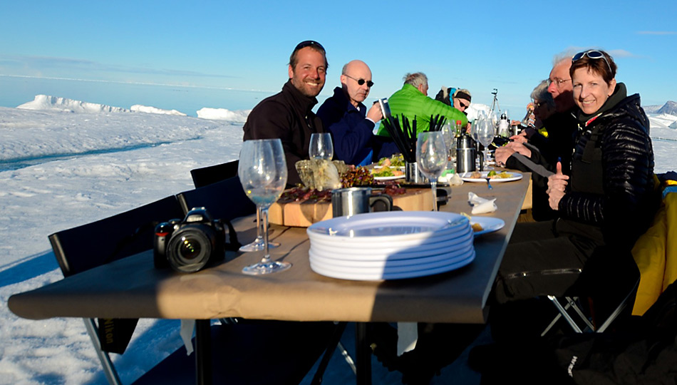 Bei schönstem Wetter, gemütliches Picknick an der Eiskante.