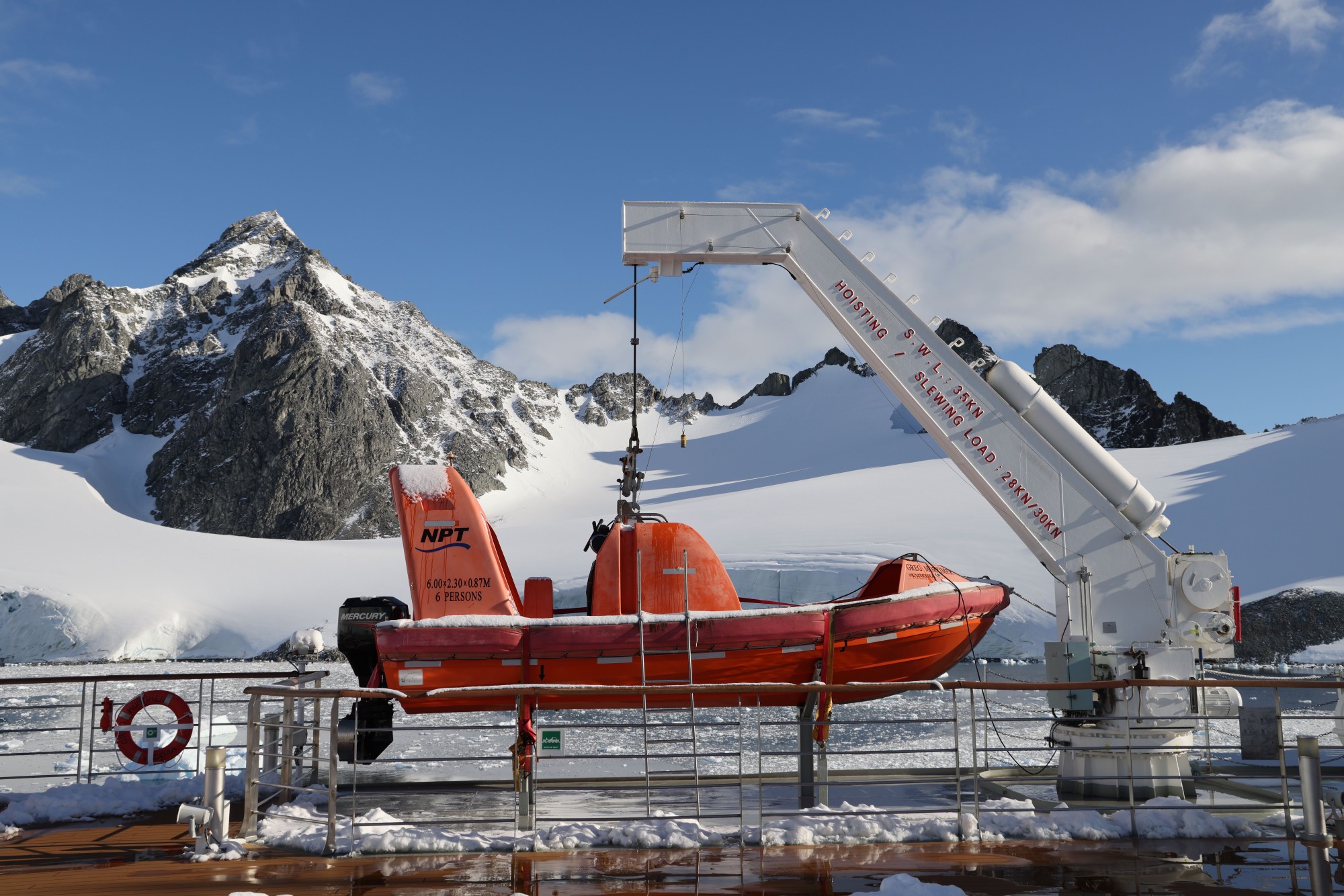 Modernste Sicherheit an Bord der Greg Mortimer: Return-to-Port-Technologie, medizinische Station und höchste Standards für Polarexpeditionen.