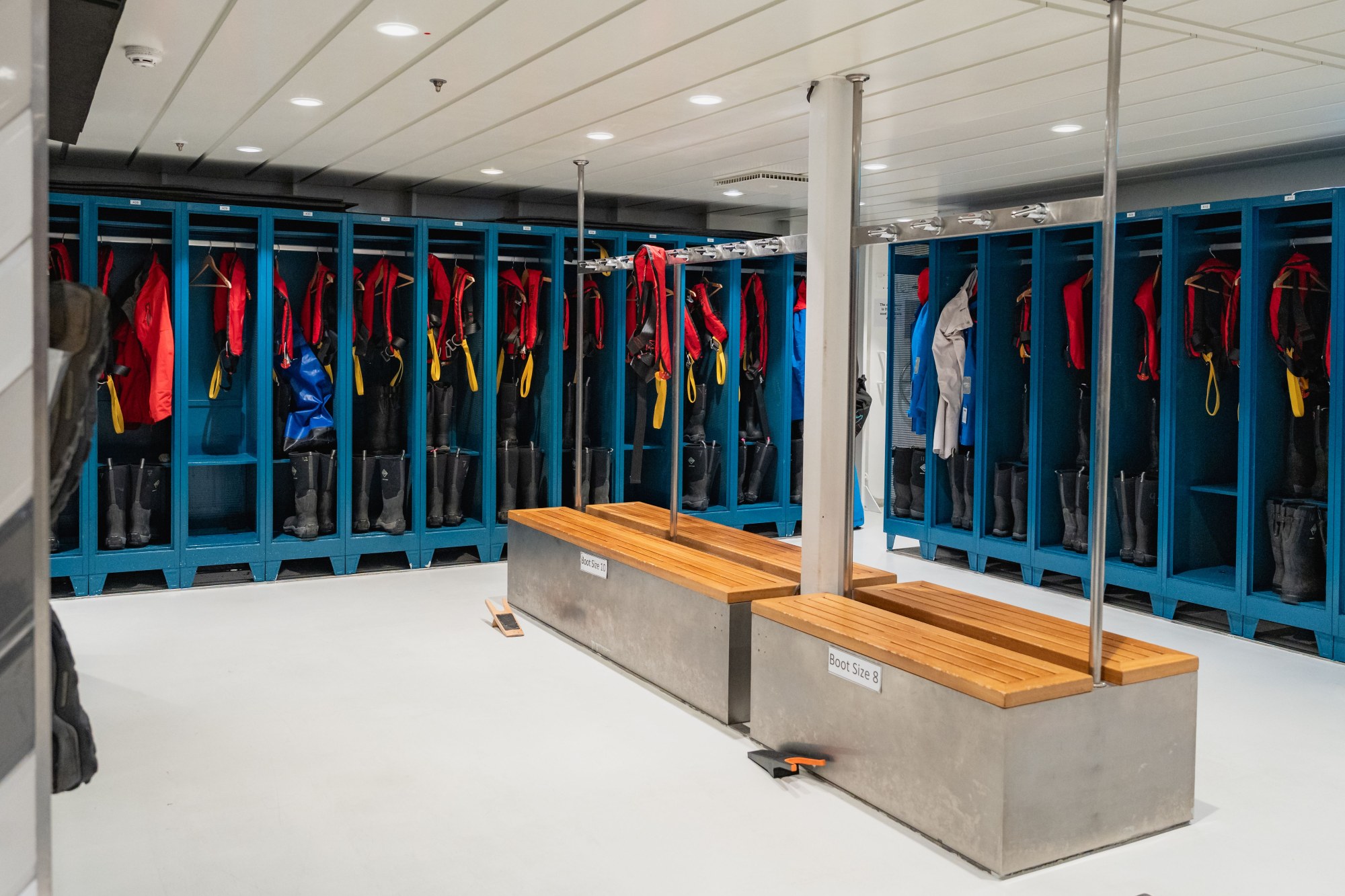 Optimale Vorbereitung an Bord der Sylvia Earle: Mudroom mit Spinden, Trocknungsbereichen und idealer Ausstattung für Kajak-, Tauch- und Skiexpeditionen.