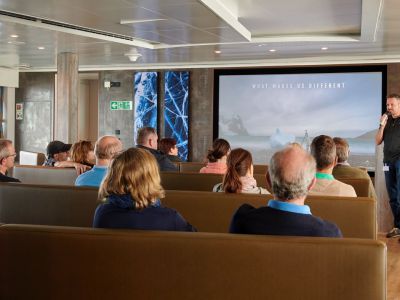 Die Lektoren halten spannende Vorträge über Geschichte, Natur, Tierwelt etc. (© Mike Louagie / Ocean