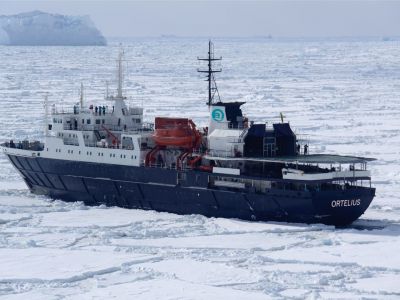 Die Ortelius im Packeis (© Oceanwide Expeditions)