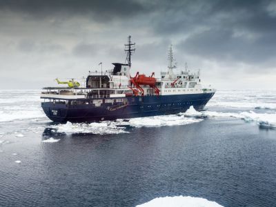 Ortelius mit Bordhelikopter im Rossmeer (© Toine Hendriks / Oceanwide Expeditions)