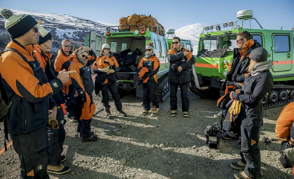 Das Wetter in der Antarktis ist oft unvorhersehbar und extrem. Darum müssen alle Besucher an einem antarktischen Trainingskurs teilnehmen. Die TEDx Redner bereiten sich an Scott Base auf den Beginn ihres Trainingskurses vor. Warm angezogen und startklar sind Dan Barry, Jane Ussher, Claudia Batten, Gin Wigmore, Jeremy Moon und Lisa Davies.