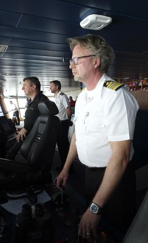 Gespannte Gesichter von Kapitän Saevik und Expeditionsleiter Rob McCallum auf der Brücke der The World während der Annäherung des Schiffes an das Ross-Eisschelf. (Foto: Andy Dinsdale)