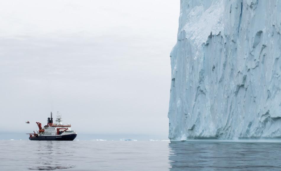 Die „Polarstern“ wirkt winzig vor dem riesigen Eisberg in der Pine Island Bucht. Foto: Thomas Ronge