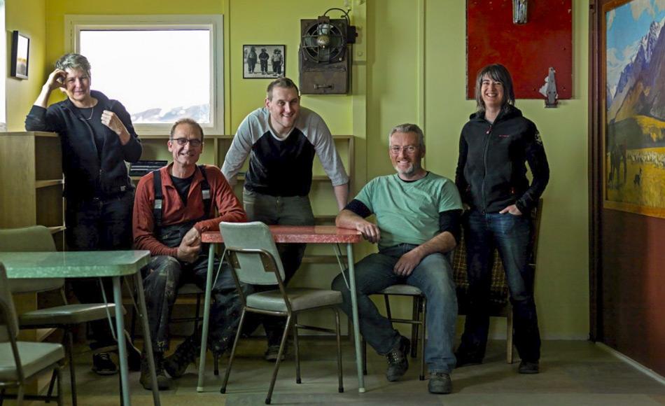 Ein Teil des Teams des Antarctic Heritage Tust, das an der Restaurierung beteiligt war, von links: Sue (Leitende Konservatorin), Martin (Leitender Zimmermann), Ciaran (Konservator), Geoff (Historischer Schreiner) und Lizzie (AHT Programm-Manager-Artefakte). (Bild: Antarctic Heritage Trust)