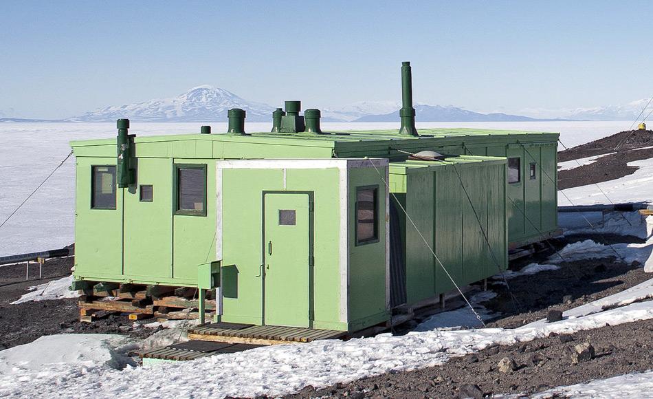 Die TAE Hütte vor Beginn der Renovierungsarbeiten, als sie noch grün war. Nach einer Entscheidung im Jahre 1965 wurden alle Gebäude von Scott Base grün angestrichen. Die Überwinterer sollten an das Grün der neuseeländischen Landschaft erinnert werden.  (Bild: Sergey Tarasenko)