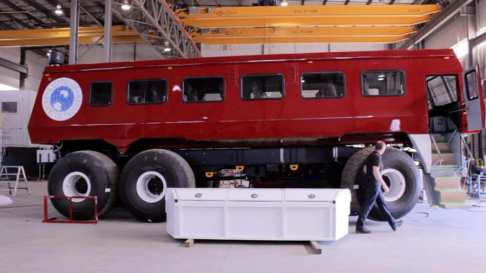 Der neue Bus soll sowohl Material wie auch Leute vom Wilkins Flugplatz zur 70 km entfernten Casey-Station befördern. Diese liegt direkt an der ostantarktischen Küste. Bild: Daniel Porter