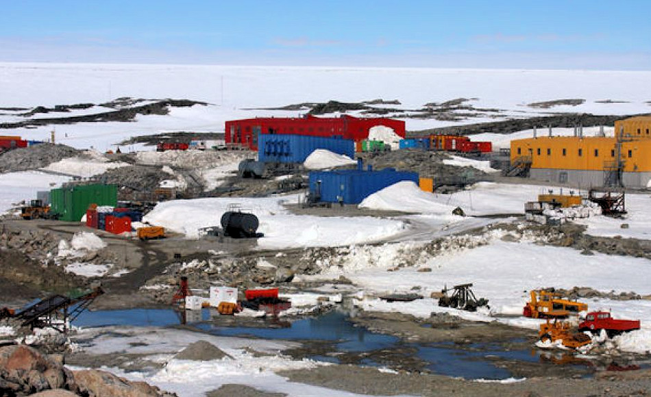 Die Station Casey liegt an der Küste von Wilkes-Land und ist eine der drei ständigen australischen Stationen. Sie nimmt im Sommer bis zu 160 Leute, im Winter rund 16 Leute auf. Bild: AAD