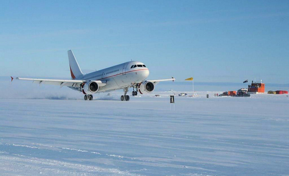 Die AAD benutzt einen eigenen Airbus A319, der speziell ausgerüstet ist, um auf dem Wilkins Flugplatz landen zu können. Die Flüge transportieren normalerweise Mensch und Material. Bild: AAD