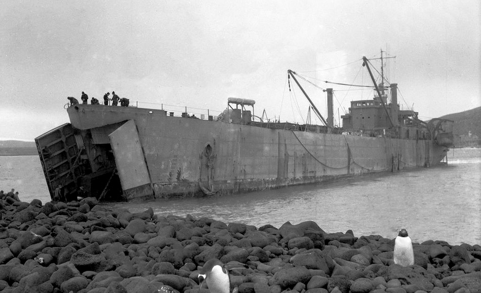 Die erste Landeoperation bei Wharf Point auf der Insel Heard wurde mit dem Landungsboot LST3501 durchgeführt. Die ursprüngliche Absicht, mit Pontoons das Schiff zu entladen, wurde verworfen und das Schiff gestrandet. Bild: Alan Campbell-Drury