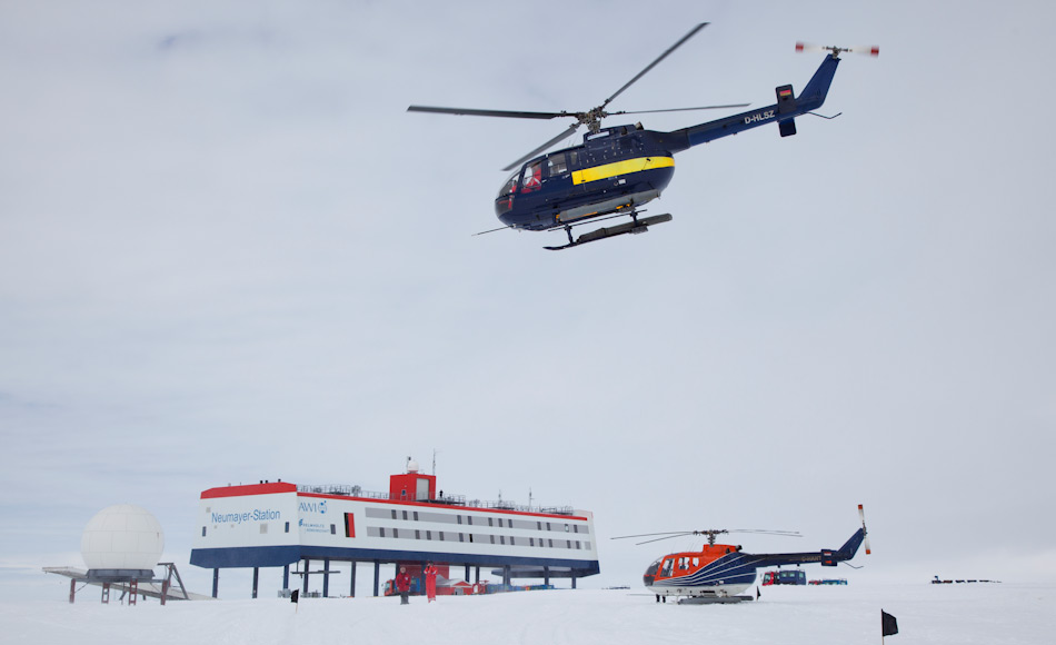 Die deutsche Neumayer III Station ist seit 2009 in Betrieb und liegt auf dem Ekström-Schelfeis. Dadurch treibt die Station bis zu 200 m pro Jahr in Richtung offenes Meer. Bild AWI/Thomas Steuer