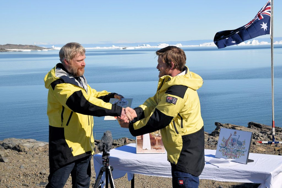 Der Stationsleiter Robb Clifton (rechts) überreicht die Urkunde Terry Barrell bei perfekten Bedingungen. Vorher musste Terry noch den australischen Eid ablegen. Bild: Jason Burgers/Derryn Harvie