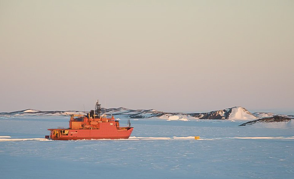 Australiens Eisbrecher Aurora Australis parkt im Meereis in der Nähe der Davis-Forschungsstation (Foto: Kristin Raw)