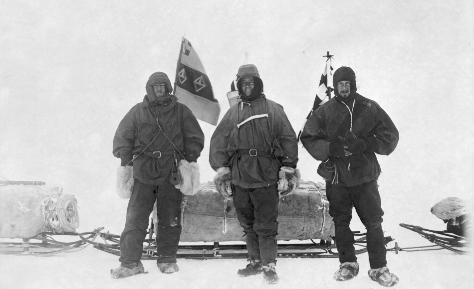 Kapitän Scott (Mitte), zusammen mit Shackleton (links) und Wilson (rechts) machten sich im Zuge der Expedition auf, so weit wie möglich nach Süden vorzustossen. Ihre Reise endete beinahe mit dem Tod aller aufgrund mangelnder Erfahrung, Skorbut und Schneeblindheit. Bild: National Library of New Zealand