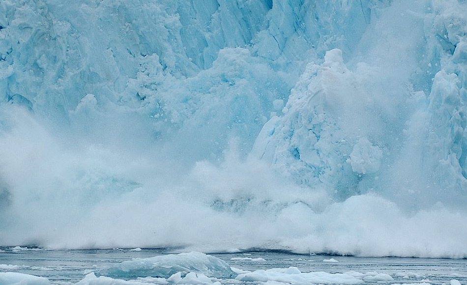 Abbrüche von Gletscherteilen sind immer ein Zeichen der Aktivität eines Gletschers, vor allem durch Schmelzen und Gefrieren. Jedoch sind die Eisschelfe, die wie Korken ein unkontrolliertes Abfliessen der Gletscher verhindern, auch durch Wassermassen und Wellen gefährdet. Bild: Michael Wenger