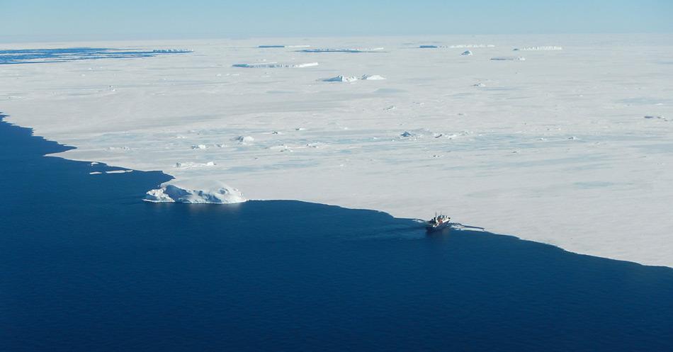 Bei einem Heli-Rundflug konnten die Gäste die im Packeis geparkte «MV Ortelius» fotografieren.