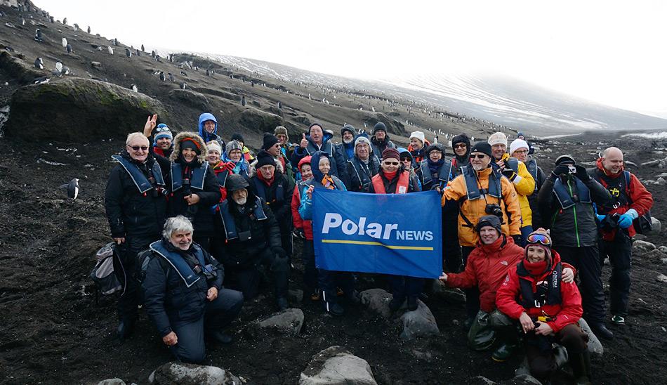 Die PolarNEWS Reisegruppe auf Saunders Island, vorne rechts die Expeditionsleiterin Delphine Aurès, daneben Rolf Stange von Spitzbergen.de