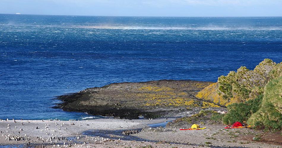 Von Anfang an musste das Kajakteam mit Wind und Wetter ringen und starke Gegenwinde wirbelten oft das Wasser auf. Foto: South Georgia Circumnavigators