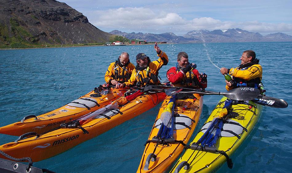 Die Gruppe feierte ihre erfolgreiche und schnelle Umrundung Südgeorgiens gebührend mit alkoholhaltigem Sprudelwasser. Foto: South Georgia Circumnavigators