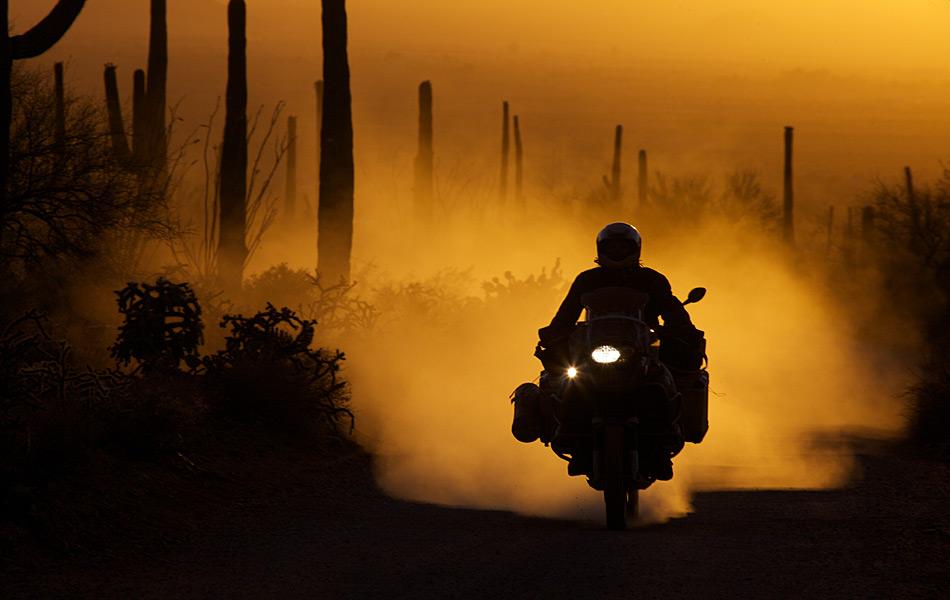 Michael Martin mit dem Motorrad in der Sonorawüste.