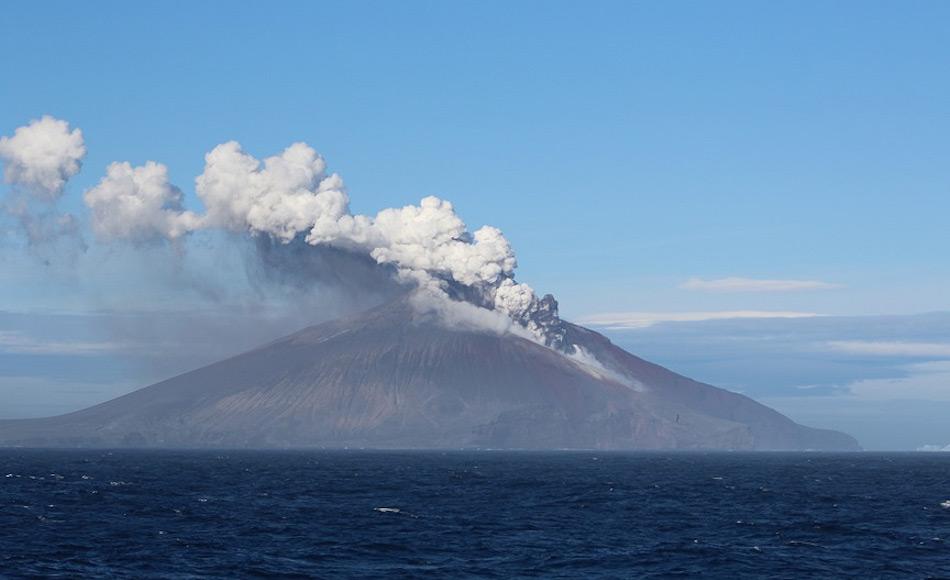 Mt. Curry ist der höchste Punkt auf der Insel und ist ein hochaktiver Vulkan. Doch Ausbrüche wurden bisher nie beobachtet aufgrund der Abgelegenheit der Insel. Ein Fischereischiff hat den Ausbruch beobachtet und fotografiert. Bild: David Virgo