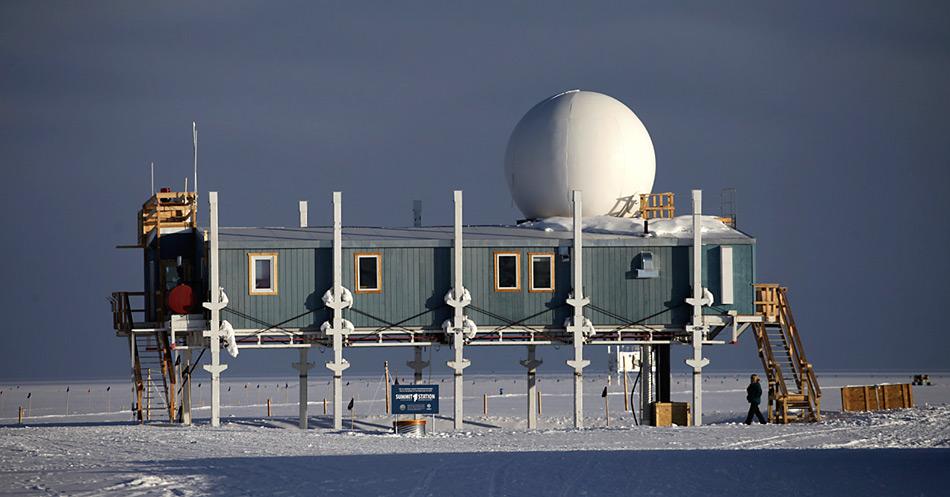 Die Summit Station befindet sich auf dem höchsten Punkt des grönländischen Eisschildes auf einer Höhe von 3216 Meter über Meer. Hier befindet sich seit 1989 die ständig besetzte Station, die eine Winterbesatzung von fünf Personen hat, während im Sommer bis zu 55 Personen anwesend sind.
