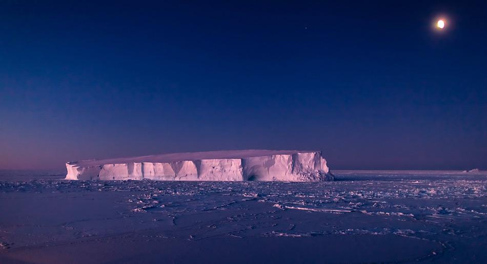 Ein Tafeleisberg im antarktischen Weddellmeer. Diese schwimmenden Giganten stellen eine Herausforderung für jeden Schiffssteuermann dar. Das neue satellitengestütze Verfahren hilft den Schiffsbsatzungen, solche Hindernisse rechtzeitig zu erkennen. Foto: Mario Hoppmann, AWI