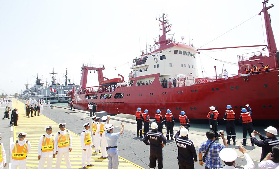 Beim Auslaufen im Hafen von Callao wurde die «BIC Humboldt» von viel Prominenz verabschiedet.