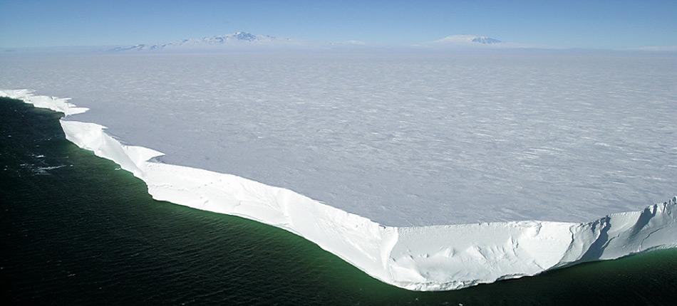 Das Ross Ice Shelf, im Hintergrund sind der Mount Terror und Mount Erebus auf Ross Island zu sehen.