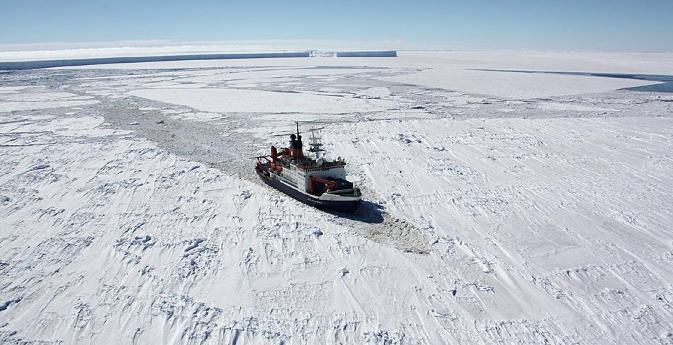 Der derzeitige Forschungseisbrecher Polarstern in der Antarktis. Foto: Folke Mehrtens, AWI