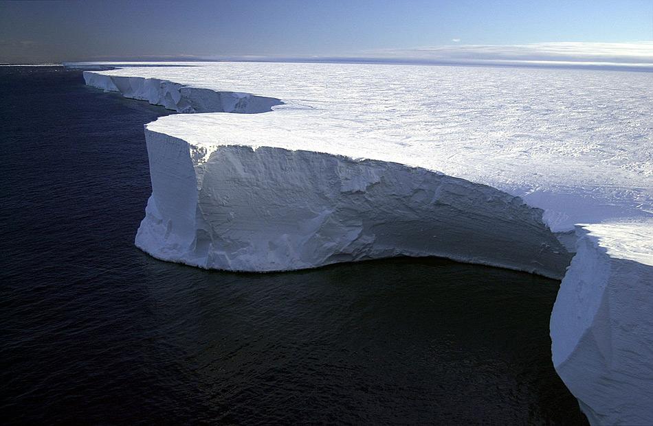 Wenn Eisschelfe auseinanderbrechen, entstehen riesige Tafeleisberge. Einer der bekanntesten war der B-31, der im Jahr 2000 vom Rosseisschelf abbrach und rund 295 km Länge aufwies. Er zerbrach im Laufe der Jahre in mehrere Eisberge, unter anderem in B-15A © Josh Landis, NSF