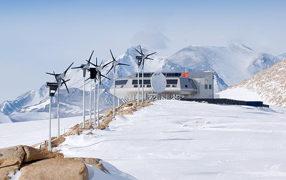 Die belgische Antarktis-Station ist eine der modernsten Stationen und ist eine sogenannte «Null-Emission»-Station mit Windturbinen, Solarpanelen und Satellitenschüssel. Foto: International Polar Foundation, René Robert