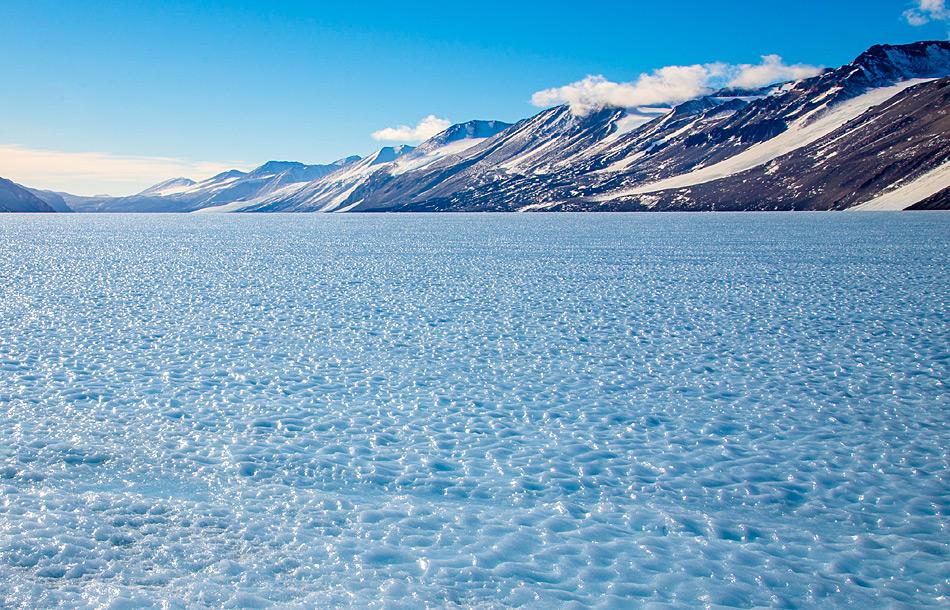 Ein Beispiel eines Gebiets mit blauem Eis, wo altes, tiefliegendes Eis an die Oberfläche gezwungen wird und der Wind die obersten Eisschichten wegträgt, während die Sonnenstrahlung ein Muster ins Eis schmilzt. Bild: Katja Riedel