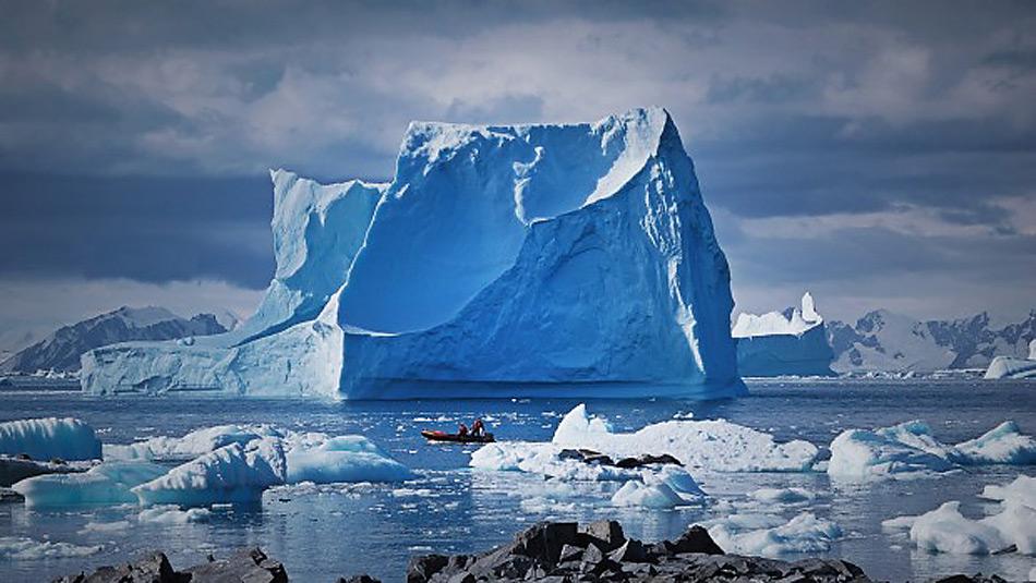 Gestrandete Eisberge in der Nähe der Adelaide Insel bei der Antarktischen Halbinsel. Die Antarktische Halbinsel ist eine der sich am schnellsten erwärmende Regionen des Kontinents. Bis zum Ende diesem Jahrhundert könnte der Beitrag der Antarktis zum globalen Meeresspiegelanstieg 40 cm betragen. Foto: Nicholas Golledge