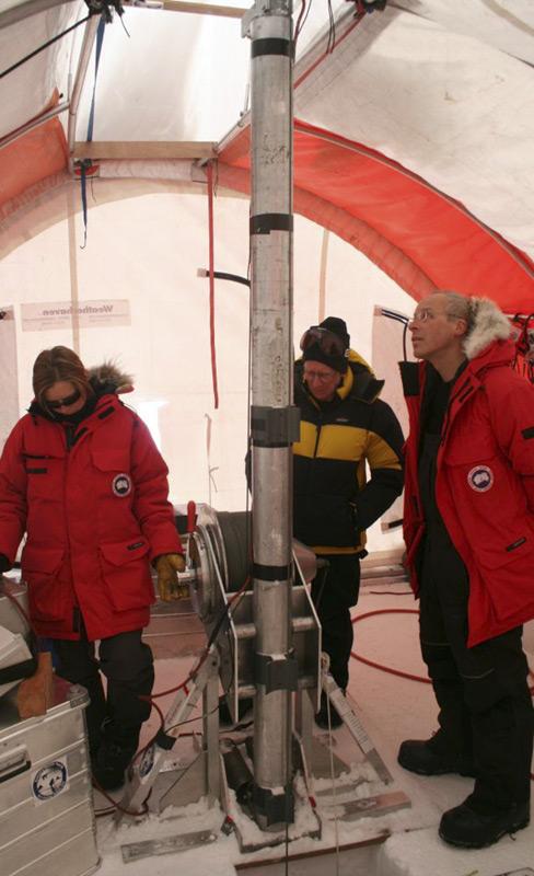 Das Law Dome Eisbohr Camp im Jahr 2008. Eiskerne werden entweder durch einen mechanischen oder thermischen Bohrer erbohrt. Ein mechanischer Bohrer ist ein rotierendes Rohr mit Schneidmessern an der Spitze, die sich in das Eis fressen. Bild: Joel Pedro