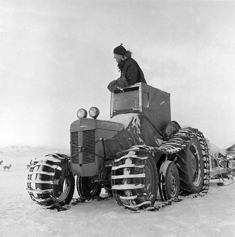 Sir Edmund Hillary auf einem Traktor auf dem Weg nach Cape Crozier während der Transantarktis Expedition. (Foto wahrscheinlich von Geoffrey Lee Martin ©Antarctica New Zealand Pictorial Collection, 30572, 1956 – 1958)