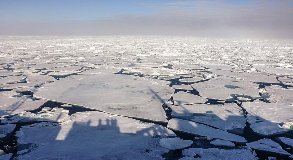 Meereis kann auch für die heutigen modernen Schiffe ein ernsthaftes Problem sein. Zu Zeiten von Ernest Shackleton, als die Schiffe noch aus Holz gebaut worden waren, wurden diese häufig einfach vom Eis zerquetscht. Bild: Katja Riedel