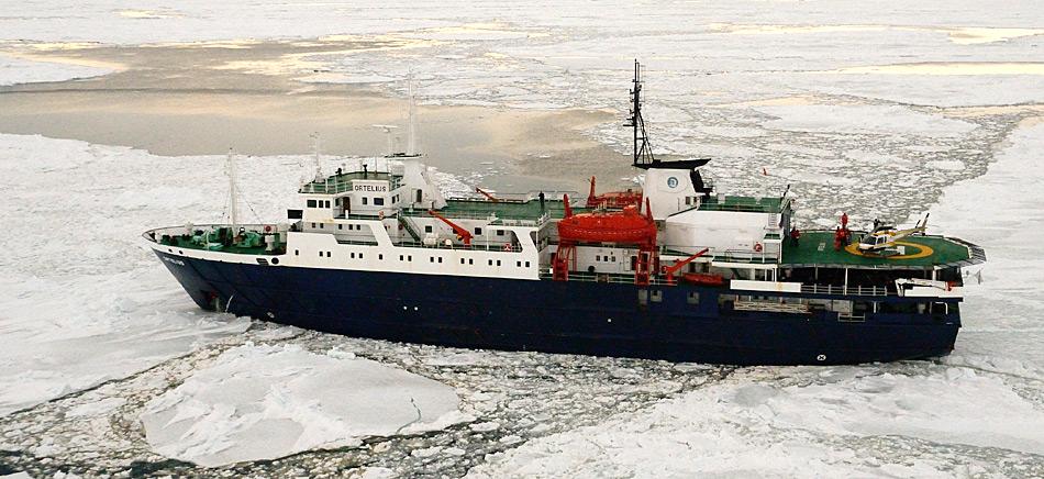 Die IAATO regelt seit 25 Jahren den Tourismus in der Antarktis. Im Bild die MV «Ortelius» der holländischen Reederei «Oceanwide Expeditions». Die «Ortelius» ist zurzeit das einzige Touristen-Schiff welches bei einigen Abfahrten Helikopter mitführt.