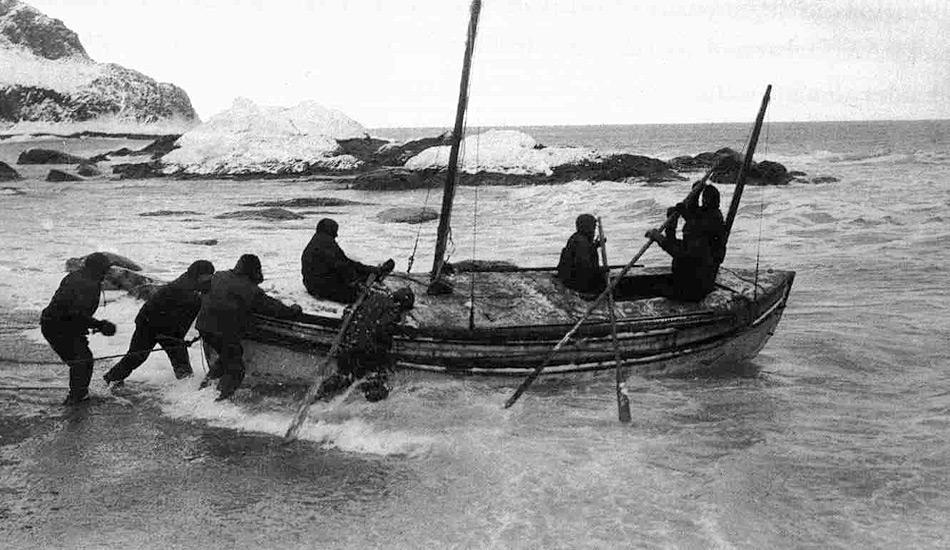 In einem verzweifelten Versuch, Hilfe zu organisieren, liess Sir Ernest Shackleton eines der Rettungsboote seetüchtig machen und segelte mit fünf Männern in nur 16 Tagen von Elephant Island nach Südgeorgien. Bild: Frank Hurley