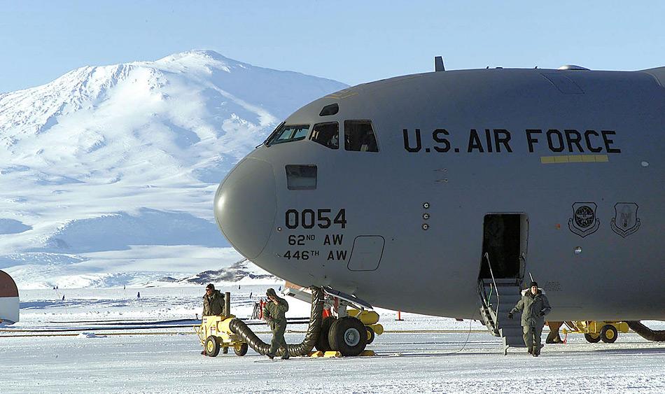 Die Boeing C-17 Globemaster auf dem Meereis in der Nähe der amerikanischen McMurdo Station, Antarktis. Im Hintergrund ist der aktive Vulkan Mt. Erebus zu sehen. Foto: US Air Force