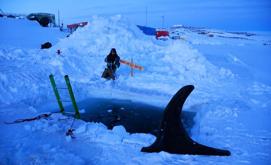 Der Pool für das Wintersonnenwendebad wird mit Baggern, Kettensägen und dann von Hand gegraben. Die furchtlosen Schwimmer werden mit Leinen gesichert, wenn sie im Zwielicht des antarktischen Tages ins Wasser springen. Bild: Jenny Wressell