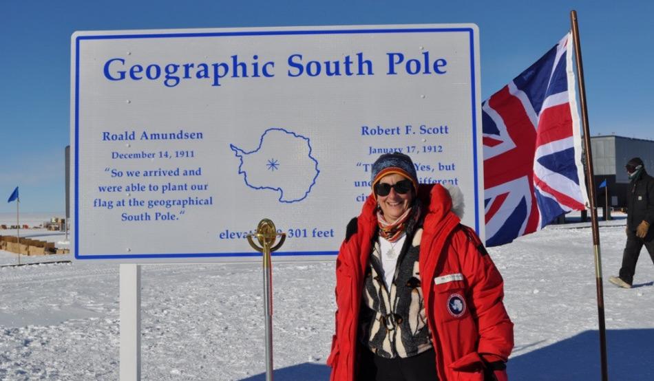 Dieses Bild der bekannten Glaziologin Prof. Julie Palais wurde im Rahmen des 100. Jahrestages von Sir Robert Falcon Scotts Ankunft am Südpol am 17. Januar 1912 gemacht. (Photo: Julie Palais)