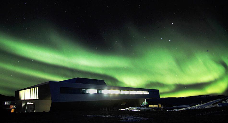 Bharati Polarstation im Polarlicht