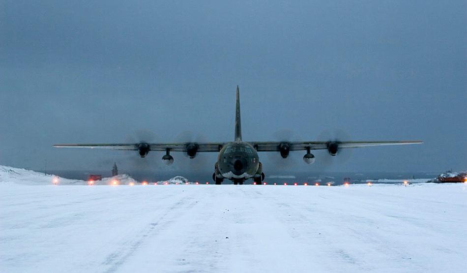 Ein C-130 Hercules Flugzeuge bei der Landung auf King George Island.