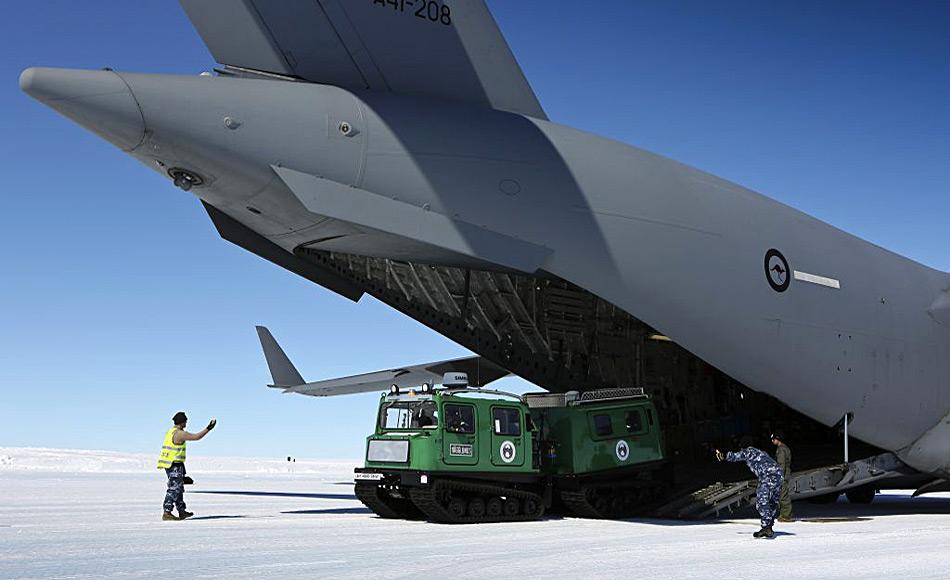 Ein Hägglunds, ein schwimmfähiges Schnee Fahrzeug wird bei Wilkins entladen. Foto: David Said /RAAF