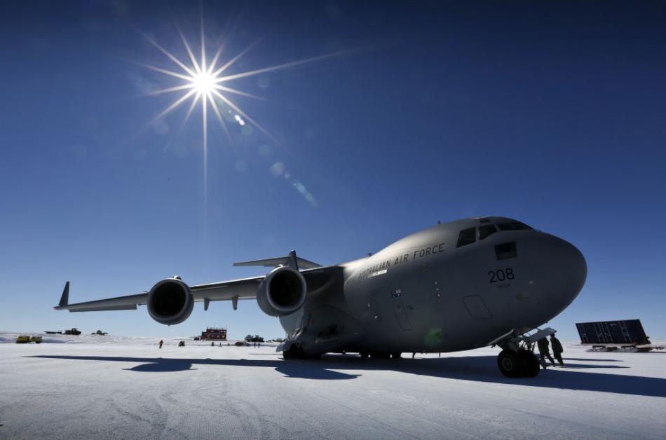 Die C-17A Globemaster III der Firma Boeing ist rund 53 Meter lang und hat eine Spannweite von 52 Meter. Die Frachtkapazität pro Flug kann bis zu 77 Tonnen betragen und das Flugzeug besitzt eine Reichweite von bis zu 5‘200 Kilometer. Bild: Royal Australian Airforce