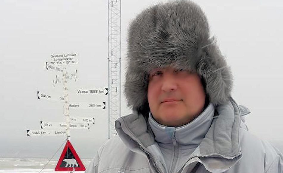 Vizepremierminister Ivan Rogozin hatte 2015 überraschen und heimlich Svalbard besucht, trotz Reisesanktionen im Rahmen der Krimkrise. Er hatte die Sanktionen als „absurd“ bezeichnet und wollte durch seine Reise die Bedeutungslosigkeit der Sanktionen zeigen. Dies führte zu einer weiteren Abkühlung der norwegisch-russischen Beziehungen. Bild: vg.no