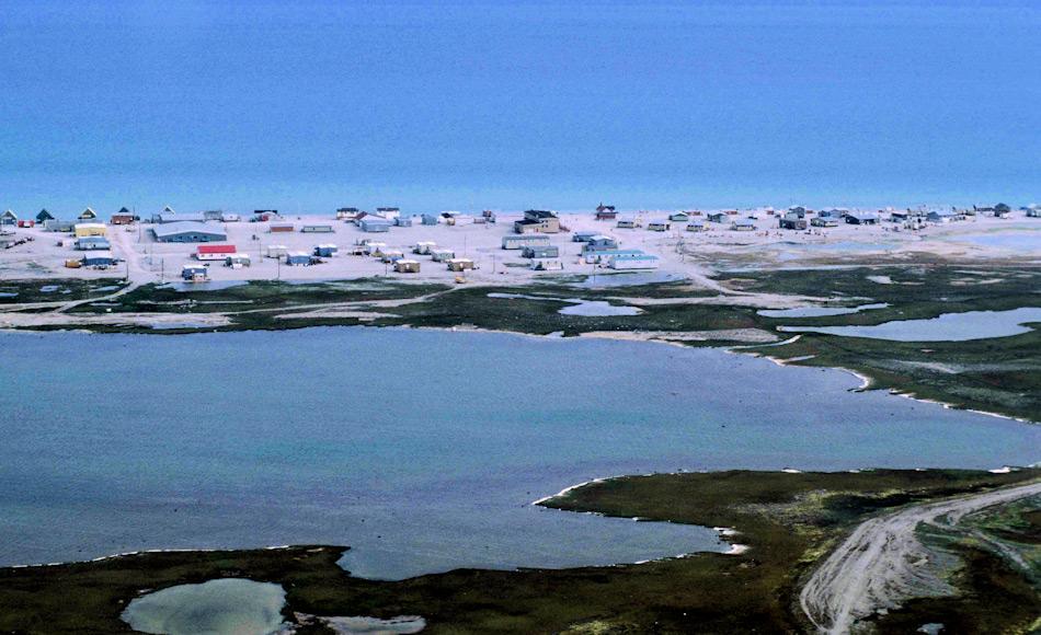 Hall Beach liegt auf der Melville Halbinsel an der Küste des Foxe Basin, dem nördlichen Ende der Hudson Bay. Anders als die anderen Siedlungen wurde der Ort in den 50er-Jahren im Zuge der Errichtung des DEW (Frühwarnsystem gegen sowjetische Raketen) gebaut. Heute leben rund 850 Menschen im Ort. Bild Ansgar Walk